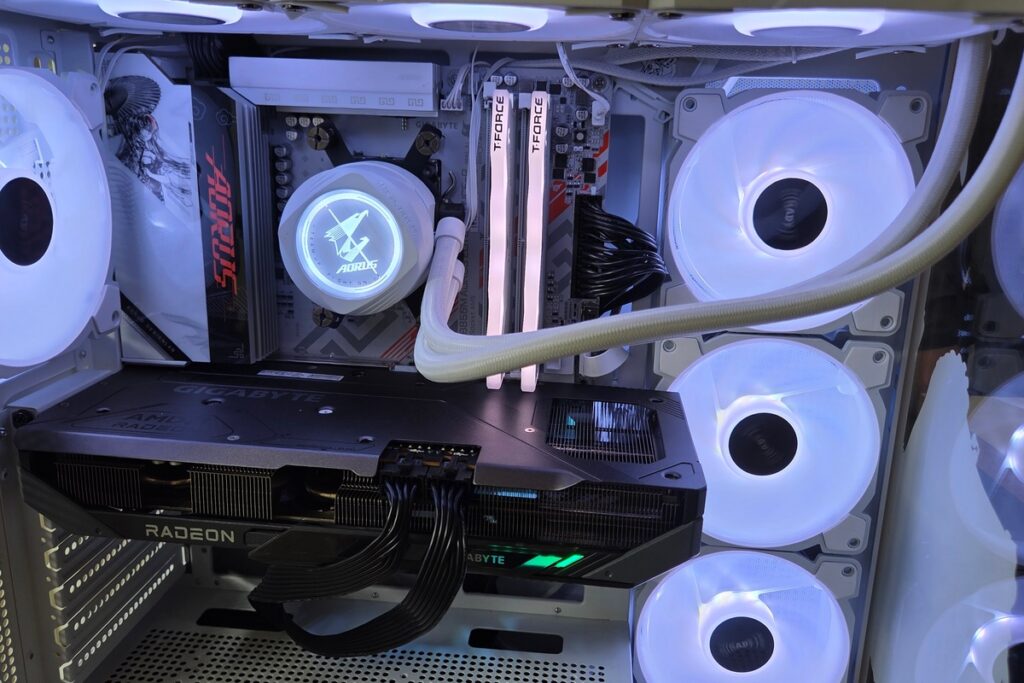 PC GIgabyte All White-4