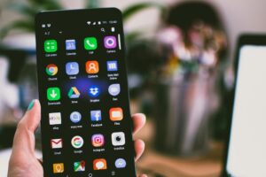 Mengenal Istilah Teknologi Layar Smartphone: Jenis Layar, Refresh Rate, dan Nits